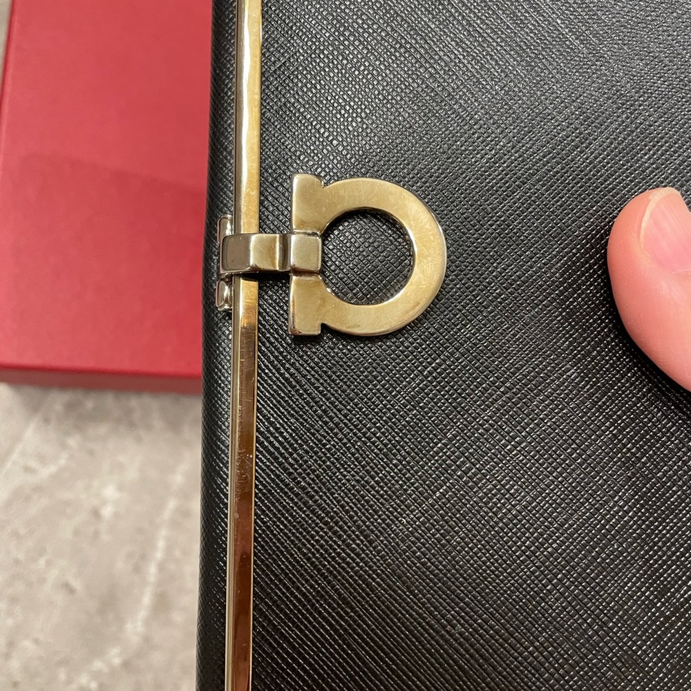 100% Authentic Salvatore Ferragamo Black Wallet - Picture 6 of 12